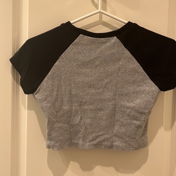 butterfly cropped shirt - Picture 2 of 2